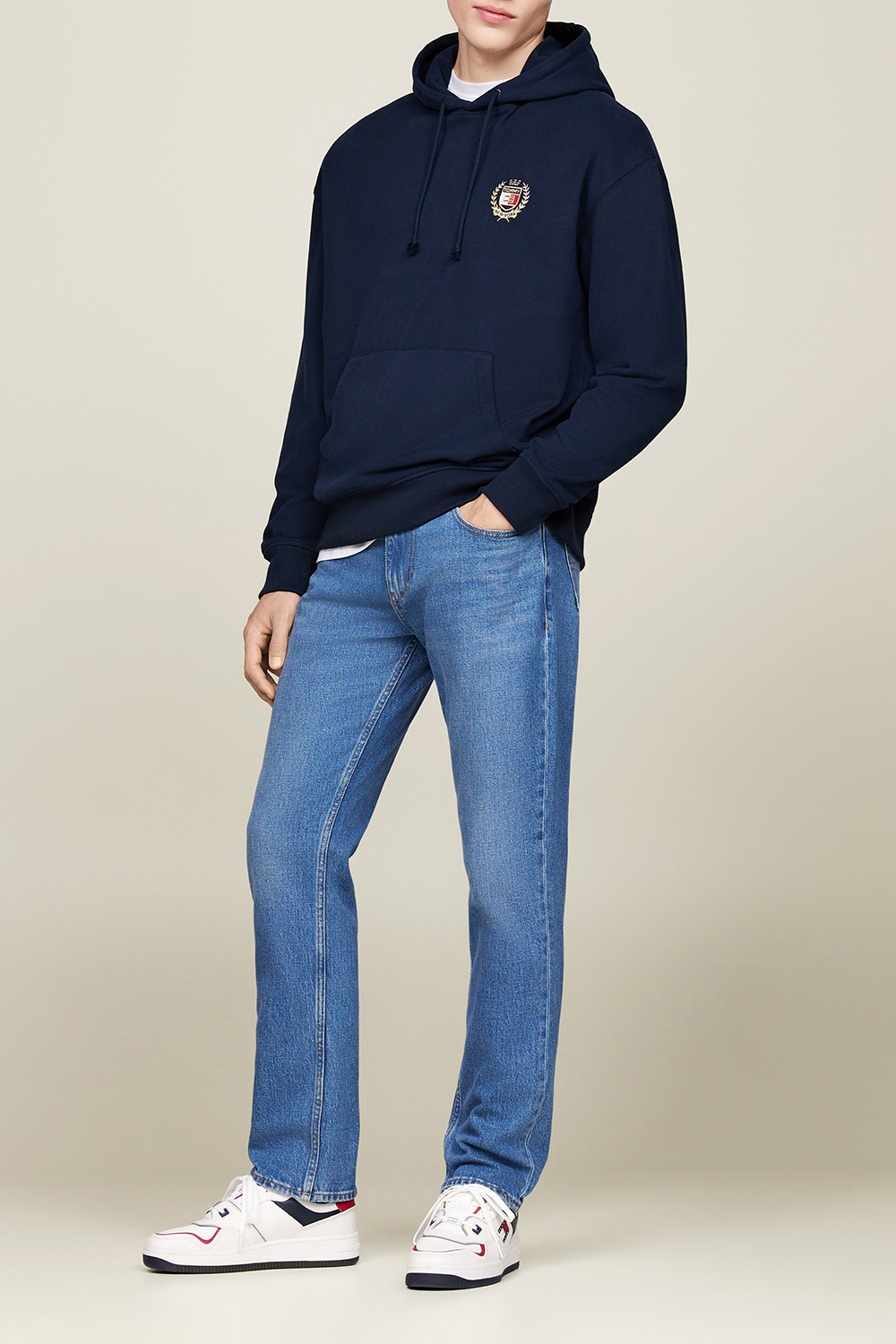 תמונת כל הלוק של סווטשירט קפוצ'ון